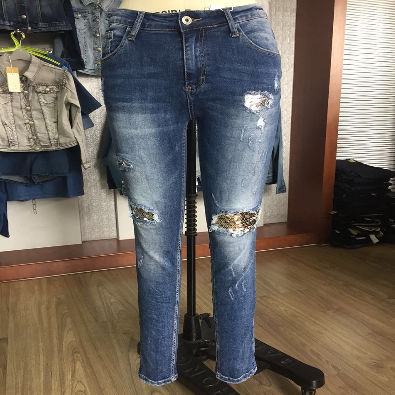 Señoras rasgar jean con decoración de lentejuelas WSMC7056