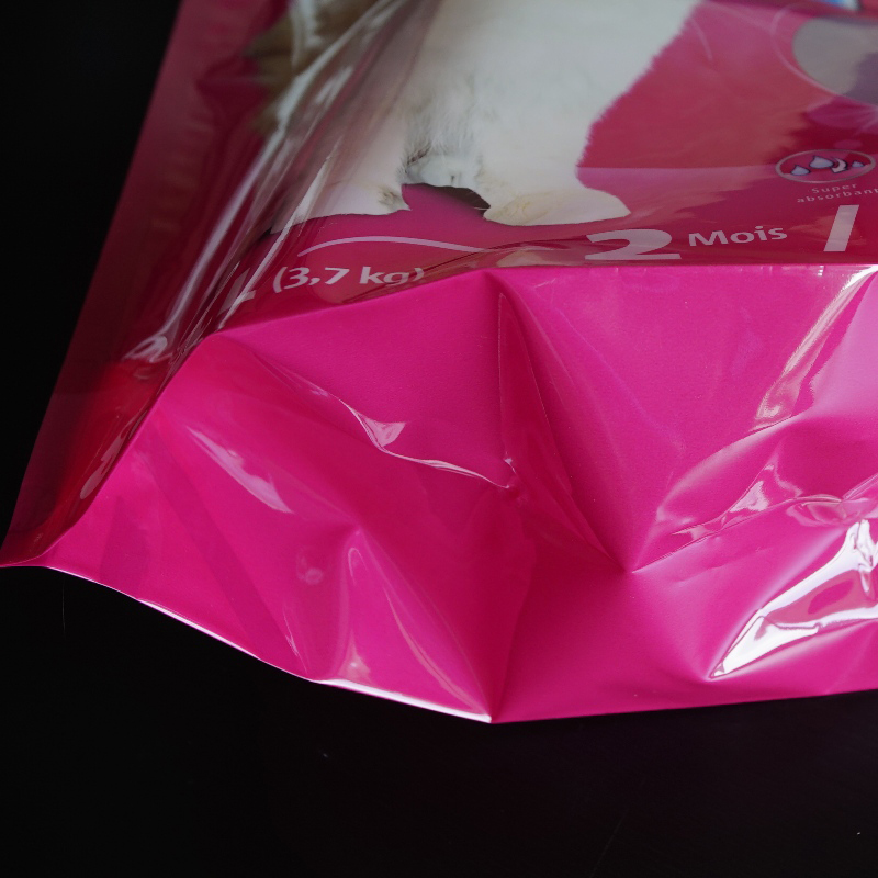 El plástico se levanta el bolso de empaquetado del alimento para animales con la manija