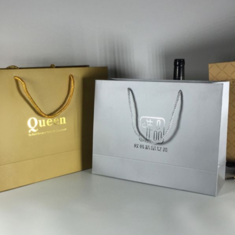 bolsa de papel de regalo de lujo de sellado caliente de la hoja de oro