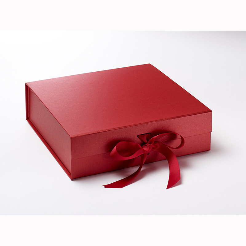Elegante libro clásico con forma de caja de regalo.