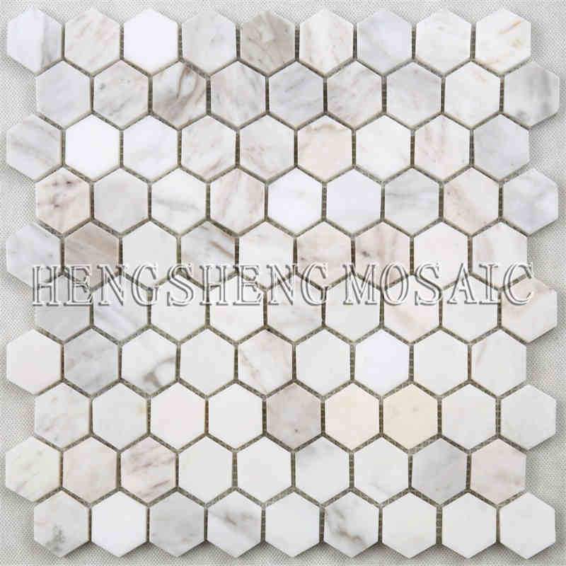 El último diseño puló la teja de mosaico de mármol blanca del hexágono de Carrara para las paredes del chapoteo de la parte posterior de la cocina