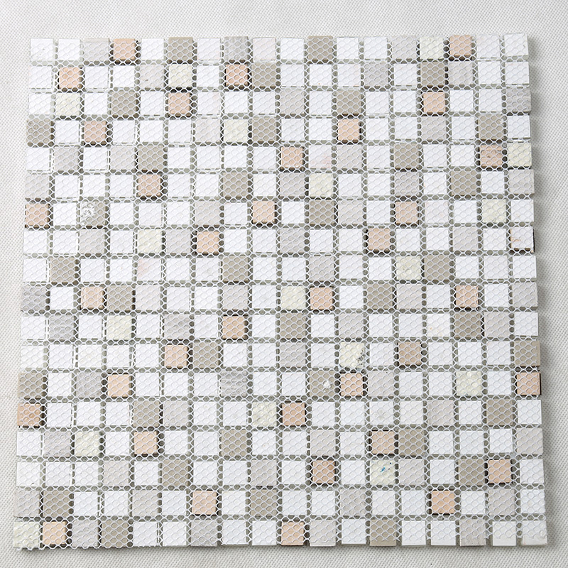 Tejas de mosaico de piedra mixtas de cristal blancas estupendas del subterráneo para la pared del cuarto de baño