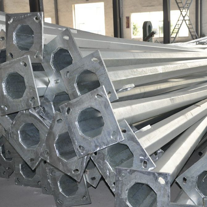 Poste de iluminación galvanizado con placa base