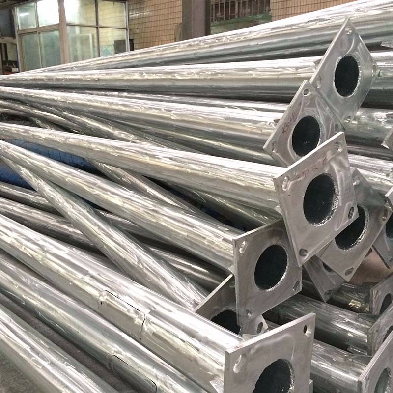 Poste de iluminación galvanizado con placa base