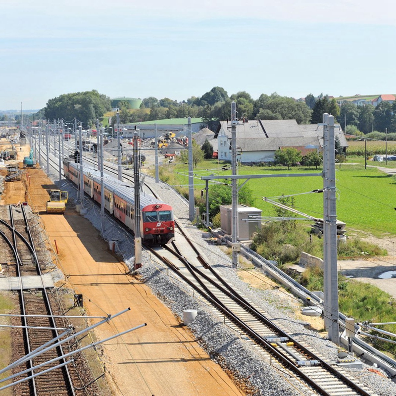 Catenarias y portales ferroviarios.