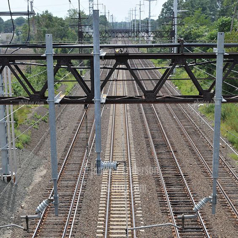 Catenarias y portales ferroviarios.
