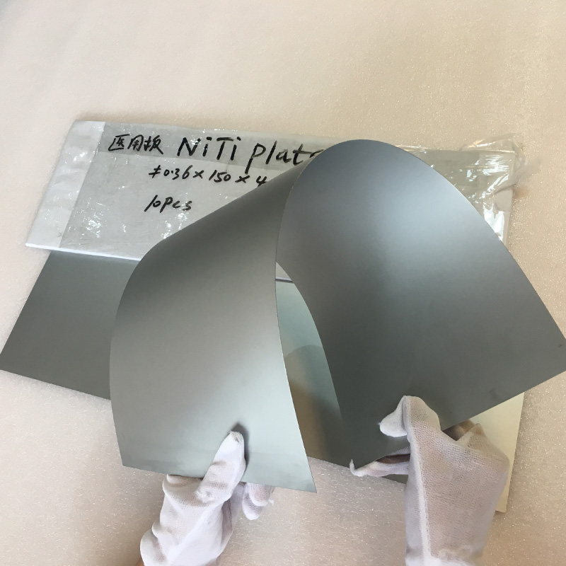 Placa superelástica de nitinol en placa
