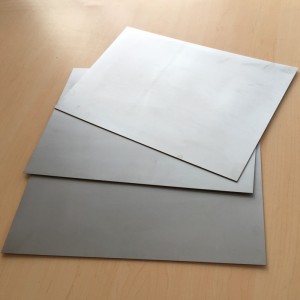 Placa superelástica de nitinol en placa