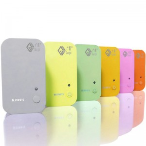 Pequeño purificador de aire de ozono esterilizador portátil en la cocina