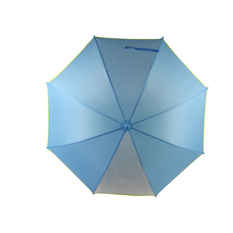 Un panel ve a través de la publicidad azul paraguas para niños.