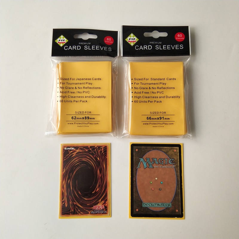 Mangas protectoras de tarjeta de juego de color amarillo sólido YGO de tamaño japonés / pequeño de 62X89 mm