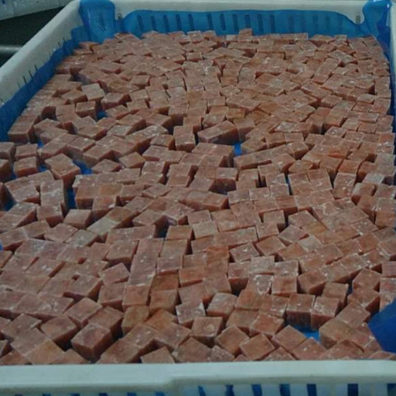 Cubo de salmón rosado congelado