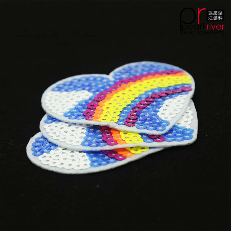 Parche de lentejuelas con forma de corazón del arco iris