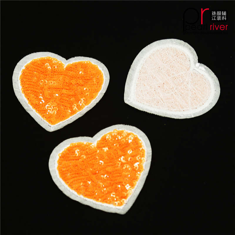 Parche de lentejuelas en forma de corazón naranja