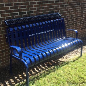 Banco de carga Uptown con paneles solares detrás