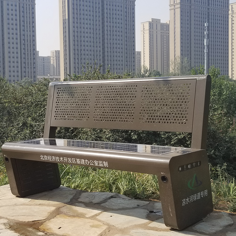 Diseño moderno Carga de teléfono público Asientos de banco de patio de metal solar inteligente