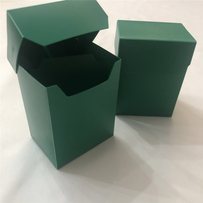 Caja de plástico con cubierta verde