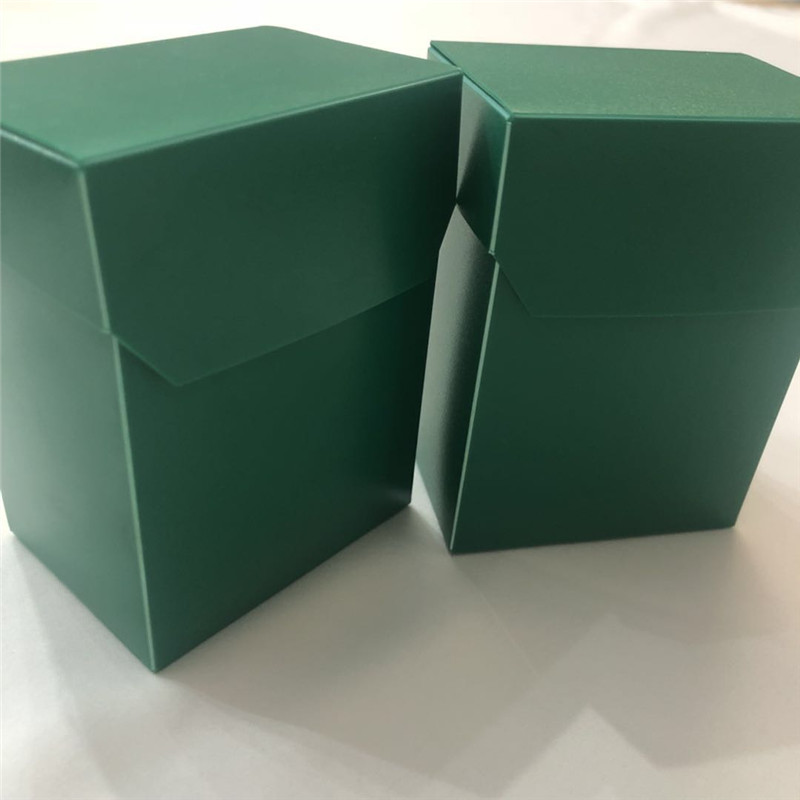 Caja de plástico con cubierta verde