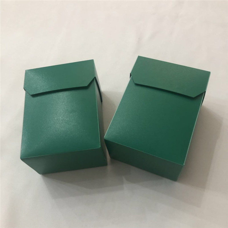 Caja de plástico con cubierta verde