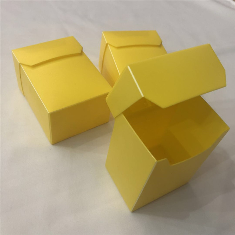 Caja de plástico amarilla para jugar a las cartas tcg