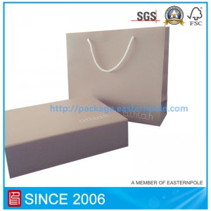 Caja plegable y bolsa de papel para ropa de bebé.