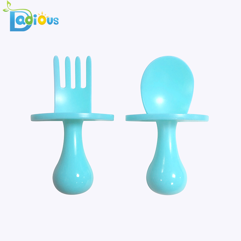 Amazon Hot Selling Baby Utensils Safe Self Feeding Cuchara y tenedor Primera cuchara y tenedor para niños pequeños