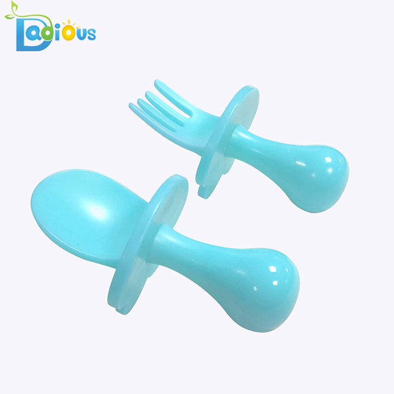 Amazon Hot Selling Baby Utensils Safe Self Feeding Cuchara y tenedor Primera cuchara y tenedor para niños pequeños