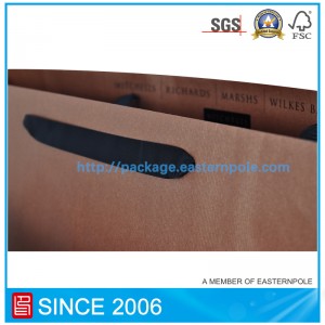 Bolsa de zapatos marrón con diseño personalizado.