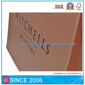 Bolsa de zapatos marrón con diseño personalizado.