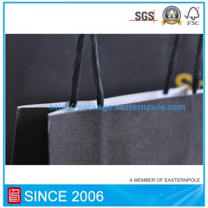 Bolsa de papel negra con logo estampado en lámina