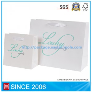 Bolsa de papel de material reciclado para ropa.