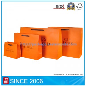 Bolsa de papel comercial con diseño personalizado.