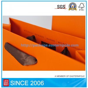 Bolsa de papel comercial con diseño personalizado.