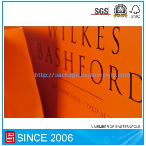 Bolsa de papel comercial con diseño personalizado.