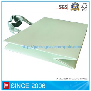 Bolsa de papel de alta gama con fondo invertido.