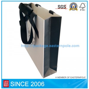 Elegante bolsa de papel de regalo con diseño personalizado.