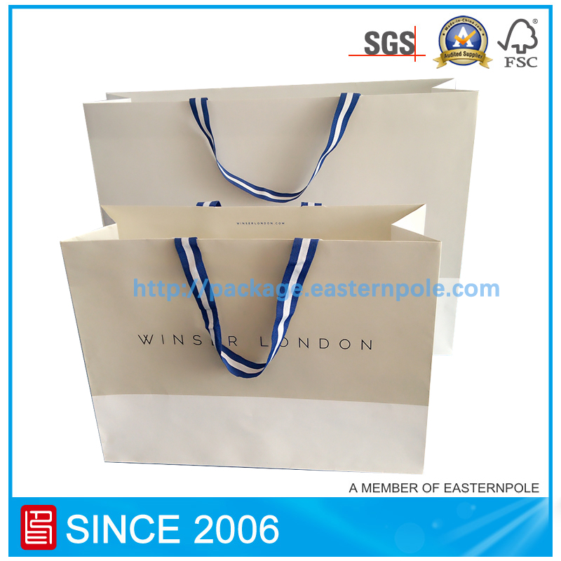Bolsa de papel kraft blanca para la ropa.