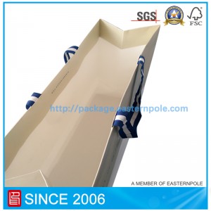 Bolsa de papel kraft blanca para la ropa.