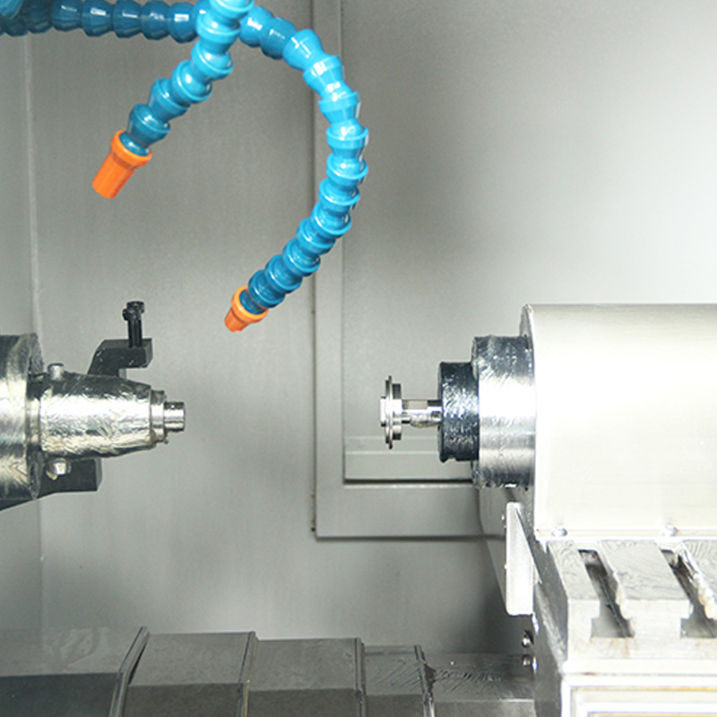 Uso de la máquina de torno cnc de coser en automático industrial