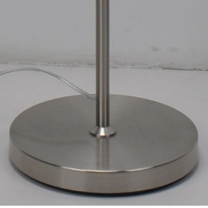 Lámpara de pie con pantalla de tela de lino