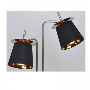 Lámpara de mesa con pantalla de tela y hoja decorativa.