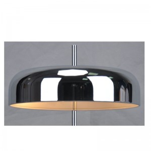 Lámpara de mesa con pantalla de metal y base plana