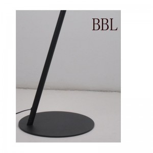 Lámpara de pie LED con pantalla de metal