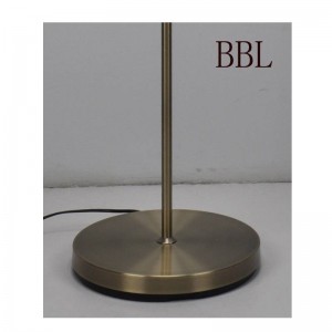 Lámpara de pie moderna con pantalla de malla