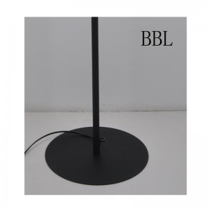 Lámpara de pie con pantalla de tela cortada con láser, base plana