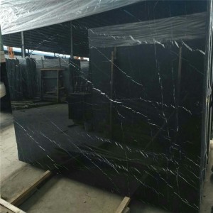 Mármol Nero Marquina en rayas blancas