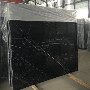 Mármol Nero Marquina en rayas blancas
