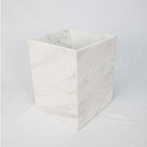 Elegante y elegante conjunto de accesorios de baño de mármol blanco.