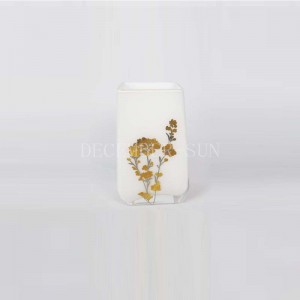 Cuadrado blanco con accesorios de baño de vidrio decalado dorado con portacepillos