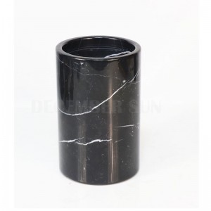 Vinoteca de mármol negro